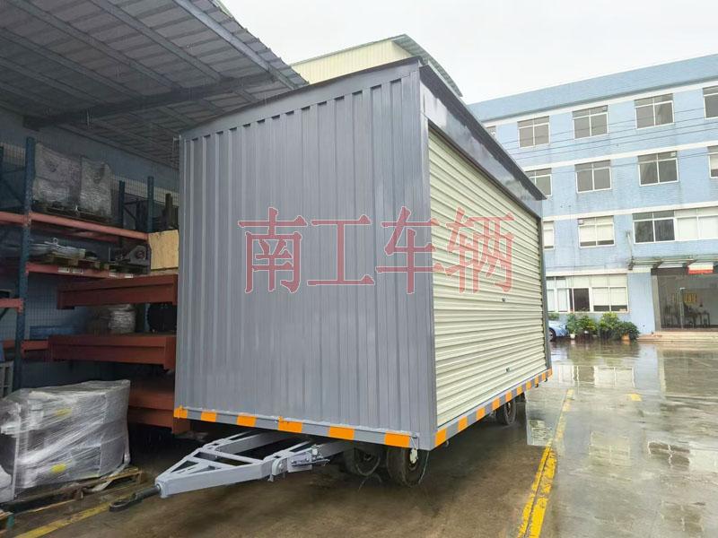 10吨箱式乐竞（中国）两侧带卷帘门 牵引雨篷拖车