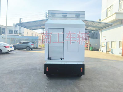 2吨电动乐竞（中国） 飞翼箱式工具拖车I.jpg