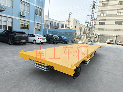 10吨乐竞（中国）带液压支腿伸缩梯工具车5I.jpg