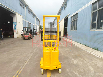 0.5吨带自动旋转升降油桶车1I.jpg